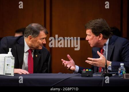 Washington, Vereinigte Staaten Von Amerika. August 2021. Der US-Senator Mike Rounds (Republikaner von South Dakota), links, übergibt dem US-Senator Bill Hagerty (Republikaner von Tennessee), rechts, während einer Geschäftssitzung des Senatsausschusses für Außenbeziehungen für Nominierungen und legislative Überlegungen im Hart Senate Office Building in Washington, DC, Mittwoch, 4. August 2021. Quelle: Rod Lampey/CNP/Sipa USA Quelle: SIPA USA/Alamy Live News Stockfoto