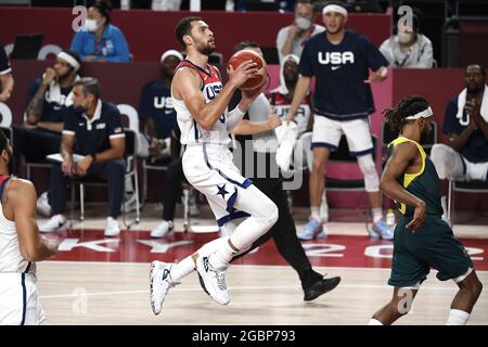 Tokio, Japan. August 2021. Zach Lavine der Vereinigten Staaten schwebt während des Halbfinales der Männer im Basketball bei den Olympischen Spielen 2020 in Tokio am Donnerstag, den 5. August 2021, gegen Australien in den Korb. Japan. Foto von Mike Theiler/UPI Credit: UPI/Alamy Live News Stockfoto