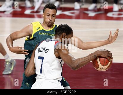 Tokio, Japan. August 2021. Der US-Amerikaner Kevin Durant (7) kollidiert mit dem australischen Dante Exum während des Halbfinales der Männer im Basketball bei den Olympischen Spielen 2020 in Tokio, am Donnerstag, den 5. August 2021, Japan. Foto von Mike Theiler/UPI Credit: UPI/Alamy Live News Stockfoto