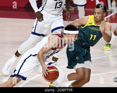 Tokio, Japan. August 2021. Der US-amerikanische Devin Booker dribbert während des Halbfinales der Männer im Basketball bei den Olympischen Spielen 2020 in Tokio am Donnerstag, den 5. August 2021, gegen den australischen Dante Exum. Japan. Foto von Mike Theiler/UPI Credit: UPI/Alamy Live News Stockfoto