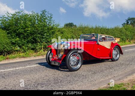 1949 40s rotes MG TC 1250cc Benzin 2-Sitzer Cabrio auf dem Weg zur Capesthorne Hall Classic July Car Show, Ceshire, Großbritannien Stockfoto