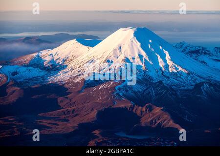 Winter-Abendlicht auf den Bergen Ngauruhoe und Tongariro. Unterer Tama Lake im Vordergrund. Tongariro National Park, Neuseeland Stockfoto