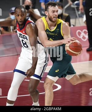 Tokio, Japan. August 2021. Khris Middleton (L) der Vereinigten Staaten verteidigt beim Halbfinale der Männer im Basketball bei den Olympischen Spielen 2020 in Tokio am Donnerstag, den 5. August 2021, gegen den australischen Nic Kay. Japan. Foto von Mike Theiler/UPI Credit: UPI/Alamy Live News Stockfoto