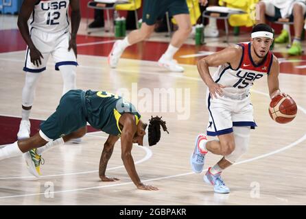 Tokio, Japan. August 2021. Der US-amerikanische Devin Booker (R) dribbelt während des Halbfinales der Männer im Basketball bei den Olympischen Spielen 2020 in Tokio am Donnerstag, den 5. August 2021, von den australischen Patty Mills ab. Japan. Foto von Mike Theiler/UPI Credit: UPI/Alamy Live News Stockfoto