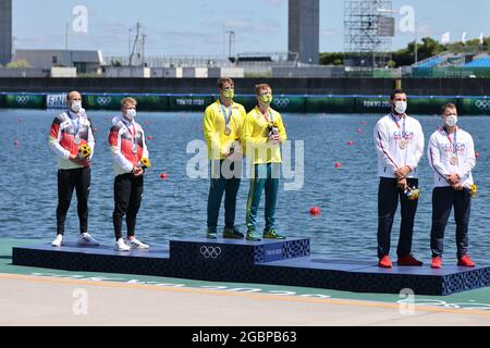 Tokio, Japan. August 2021. Kanu: Olympische Spiele, Kajak-Doppel, 1000 m, Männer, Finale im Sea Forest Waterway. Die Zweitplatzierten Max Hoff (l-r) und Jacob Schopf aus Deutschland, die Sieger Thomas Green und Jean van der Westhuyzen aus Australien sowie die Drittplatzierten Josef Dostal und Radek Slouf aus Tschechien bei der Preisverleihung. Quelle: Jan Woitas/dpa/Alamy Live News Stockfoto