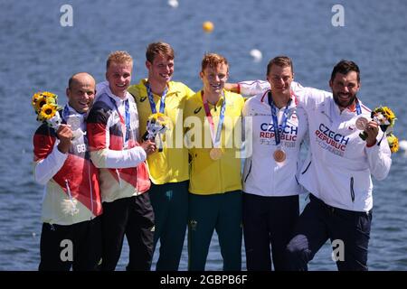 Tokio, Japan. August 2021. Kanu: Olympische Spiele, Kajak-Doppel, 1000 m, Männer, Finale im Sea Forest Waterway. Die Zweitplatzierten Max Hoff (l-r) und Jacob Schopf aus Deutschland, die Sieger Thomas Green und Jean van der Westhuyzen aus Australien sowie die drittplatzierten Radek Slouf und Josef Dostal aus Tschechien bei der Preisverleihung. Quelle: Jan Woitas/dpa/Alamy Live News Stockfoto