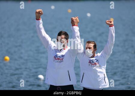 Tokio, Japan. August 2021. Kanu: Olympische Spiele, Kajak-Doppel, 1000 m, Männer, Finale im Sea Forest Waterway. Der drittplatzierte Josef Dostal (l) und Radek Slouf aus der Tschechischen Republik bei der Preisverleihung. Quelle: Jan Woitas/dpa/Alamy Live News Stockfoto