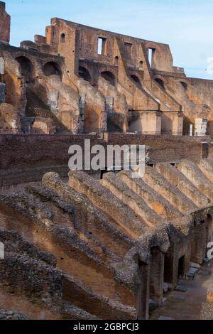 Innenansicht der zerbröckelnden, Backstein, Stein, Tribüne, Stände des kolosseums in Rom, Italien. Stockfoto