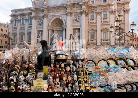 Souvenirs von klebrig, albern, Spaß, Teller, Bobleheads, Kaiser, Helme, Miniaturen vor dem Trevi-Brunnen in Rom, Italien. Stockfoto