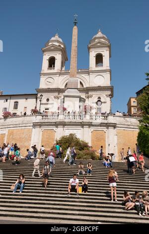 Blick auf die berühmte Spanische Treppe, Treppe mit der Kirche Trinità dei Monti und Obelisk im Hintergrund. In Rom, Italien. Stockfoto