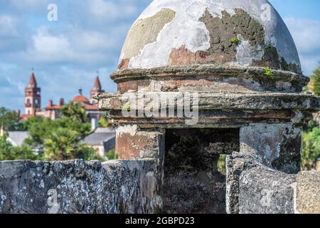 Turm auf der südwestlichen Bastion von Castillo de San Marcos entlang Matanzas Bay in Old City St. Augustine, Florida, mit Flagler College im Hintergrund. Stockfoto