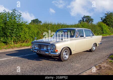 1966, 60s Sixties Gold Ford Zodiac 4dr Limousine, auf dem Weg zur Capesthorne Hall Classic July Car Show, Ceshire, Großbritannien Stockfoto