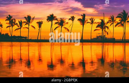 Paradies Strand Reiseziel auf karibische Insel, Sommerurlaub Traum Hintergrund von Palmen Silhouette Reflexion auf ruhigen Wasser Meer Panorama Stockfoto