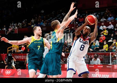 Tokio, Japan, 5. August 2021. Khris Middleton vom Team United States hat beim Halbfinale der Männer im Basketball zwischen den USA und Australien am 13. Tag der Olympischen Spiele in Tokio 2020 einen Schuss abgeschossen. Quelle: Pete Dovgan/Speed Media/Alamy Live News Stockfoto