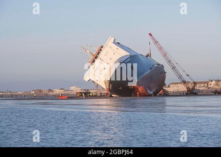 Dieses Boot, die 'Riverdance', wurde am 6. Februar 2008 bei Cleveley's an der Küste von Filde Schiffbruch erlitten. Nach einer Menge von Versuchen, das Boot wieder aufzuschwimmen Stockfoto