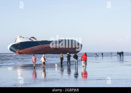 Dieses Boot, die 'Riverdance', wurde am 6. Februar 2008 bei Cleveley's an der Küste von Filde Schiffbruch erlitten. Nach einer Menge von Versuchen, das Boot wieder aufzuschwimmen Stockfoto