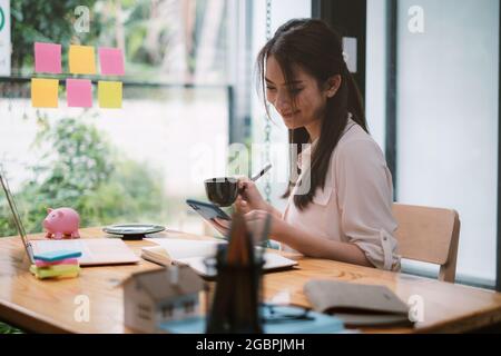 Eine Geschäftsfrau vervollständigt KYC mithilfe eines Online-Banking-Programms, um ein digitales Sparkonto zu eröffnen. Die Definition von Cyber-Sicherheit. Stockfoto