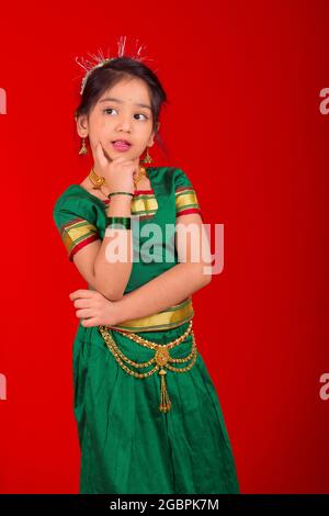 Indisches kleines Mädchen im traditionellen marathi Outfit Stockfoto