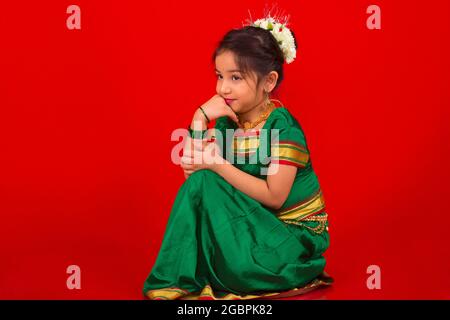 Indisches kleines Mädchen im traditionellen marathi Outfit Stockfoto