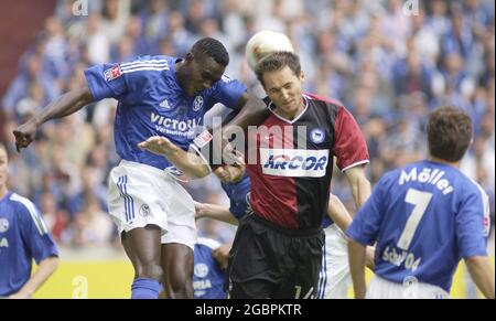 Ruhrstadion Bochum Deutschland 25.8.2002, Fußball: Bundesliga-Pokalfinale, FC Schalke 04 (S04, blau) gegen Hertha BSC Berlin (BSC, rot) 0:0 – JOSIP SIMUNIC (BSC) , VICTOR AGALI (S04) Stockfoto