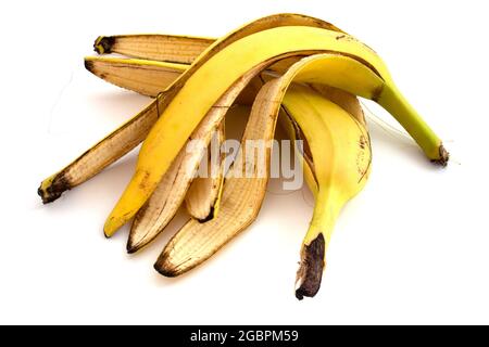 Bananenschalen isoliert auf weißem Hintergrund. Material für Kompost, organische Düngemittel. Stockfoto