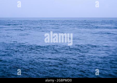 Blaues Meer mit leerem Himmel mit selektivem Fokus Stockfoto