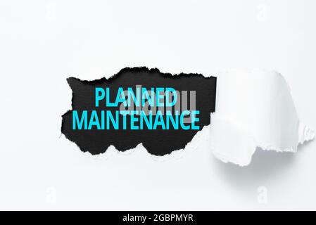 Textschild mit geplanter Wartung. Geschäftsidee Reventive Wartung auf der Basis eines festen Plans Riss auf dem Blatt zeigt Hintergrund hinter durchgeführt Stockfoto