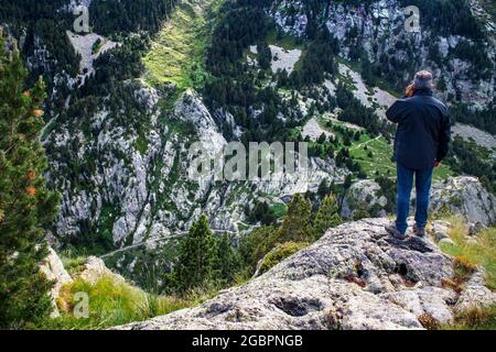 Fontalba Way. Berge auf dem Weg von Queralbs nach Núria Sanctuary im Sommer Ripollès, Girona Katalonien Spanien, Pyrenäen Stockfoto