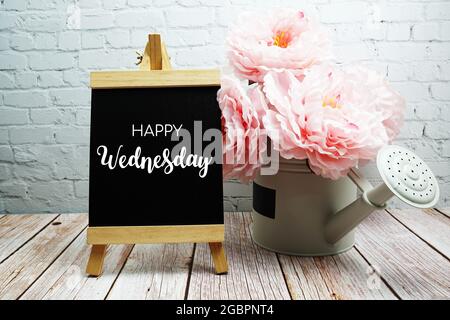 Happy Wednesday Typografie Text auf Staffelholz-Brett Stockfoto