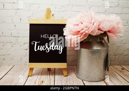 Hallo Dienstag Typografie Text auf Staffelholz-Brett Stockfoto