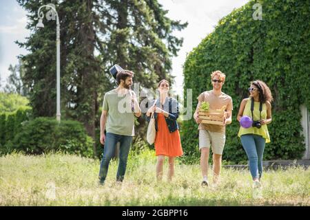 Gruppe junger Menschen, die in der Natur Picknick machen Stockfoto