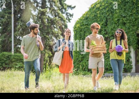 Junge Leute, die im Sommer ein Picknick im Park machen Stockfoto