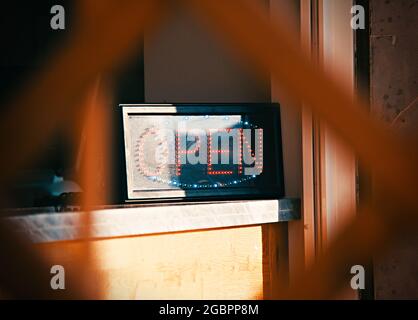 Open-Schild in einer Bar Konzept der Wiedereröffnung nach Coronavirus. Stockfoto