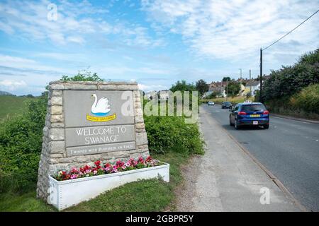 Dorset- UK: Willkommen bei Swanage Schild auf der Straße, die zur Stadt am Meer in Südengland führt Stockfoto