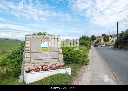 Dorset- UK: Willkommen bei Swanage Schild auf der Straße, die zur Stadt am Meer in Südengland führt Stockfoto