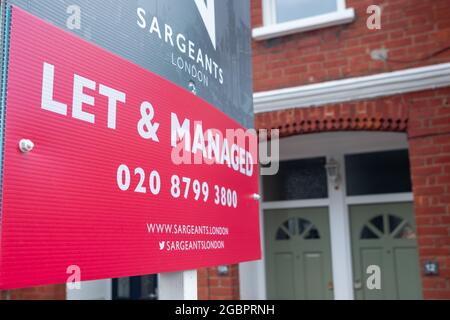 London August 2021: Let & Managed Immobilienmakler-Schild außerhalb von Wohnimmobilien in Ealing Stockfoto