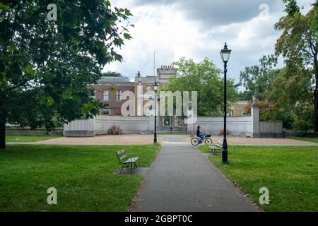 LONDON - JULI 2019: Pizthanger Manor, ein historisches Haus in Ealing, West London - vor kurzem als lokale Attraktion mit Galerie und Gelände wiedereröffnet Stockfoto