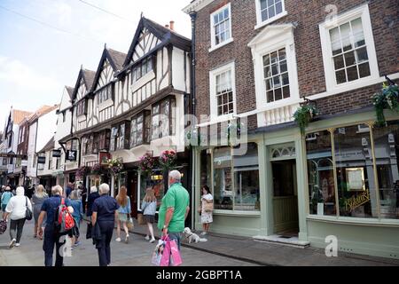 Menschen gehen auf der Stonegate Lane in York, Großbritannien Stockfoto