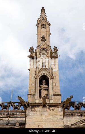 Spire mit Statue an der York Cathedral, Großbritannien Stockfoto