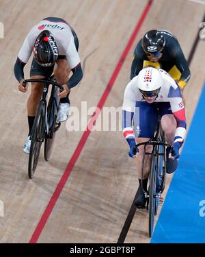 Der Großbritanniens Jason Kenny (rechts) ist auf dem Weg zum Sieg der Herren Sprint 1/8 Finals Repechages Heat 1 am dreizehnten Tag der Olympischen Spiele 2020 in Tokio in Japan auf dem Izu Velodrome. Bilddatum: Donnerstag, 5. August 2021. Stockfoto