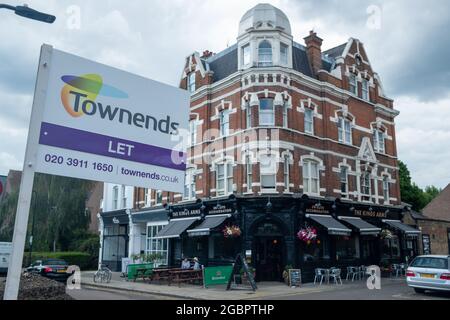 London, August 2021: Immobilienmakler unterschreiben an der Werbetafel für Immobilien in Ealing, West London Stockfoto