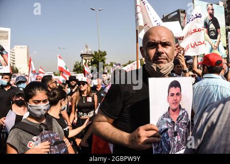 Beirut, Libanon, 4. August 2021. Ein Verwandter einer der Feuerwehrmänner, die bei den Blast-Märschen in Beirut getötet wurden, protestiert mit anderen, die die Verantwortlichen für die Blast in Beirut nicht ausfindig machen und sie ein Jahr nach der riesigen Explosion, die ihre Hauptstadt verwüstet hat, zur Rechenschaft ziehen konnten. Stockfoto