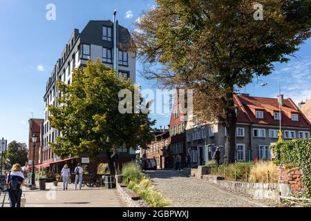 Danzig, Polen - 9. September 2020: Die Architektur der alten Gdańsk am Fischmarkt / Targ Rybny/ am Ufer der Motława Stockfoto