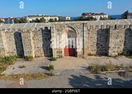 Das Sarapsa Caravanserai befindet sich im Stadtteil Alanya von Antalya. Karawanserei wurde in der Seldschuken-Zeit gebaut. Stockfoto