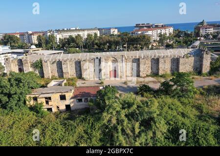 Das Sarapsa Caravanserai befindet sich im Stadtteil Alanya von Antalya. Karawanserei wurde in der Seldschuken-Zeit gebaut. Stockfoto