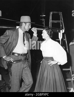 GARY COOPER und PHYLLIS THAXTER am Set offen während der Dreharbeiten zum SPRINGFIELD RIFLE 1952 Regisseur ANDRE DE TOTH Musik Max Steiner Kinematographie Edwin B. DuPar Warner Bros Stockfoto