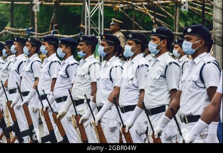 Kalkutta, Indien. August 2021. Mitarbeiter der Polizei von Kalkutta, die Gesichtsmasken tragen, nehmen an einer Parade zum 75. Unabhängigkeitstag in Indien Teil, der am 15. August stattfinden wird. Die Marching-Kontingente wurden aufgrund der anhaltenden Covid-19-Pandemie in Indien reduziert. Kredit: SOPA Images Limited/Alamy Live Nachrichten Stockfoto