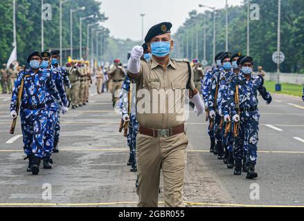 Kalkutta, Indien. August 2021. Mitarbeiter der Polizei von Kalkutta, die Gesichtsmasken tragen, nehmen an einer Parade zum 75. Unabhängigkeitstag in Indien Teil, der am 15. August stattfinden wird. Die Marching-Kontingente wurden aufgrund der anhaltenden Covid-19-Pandemie in Indien reduziert. Kredit: SOPA Images Limited/Alamy Live Nachrichten Stockfoto