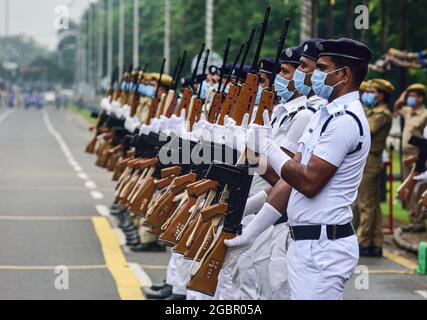 Kalkutta, Indien. August 2021. Mitarbeiter der Polizei von Kalkutta, die Gesichtsmasken tragen, nehmen an einer Parade zum 75. Unabhängigkeitstag in Indien Teil, der am 15. August stattfinden wird. Die Marching-Kontingente wurden aufgrund der anhaltenden Covid-19-Pandemie in Indien reduziert. Kredit: SOPA Images Limited/Alamy Live Nachrichten Stockfoto