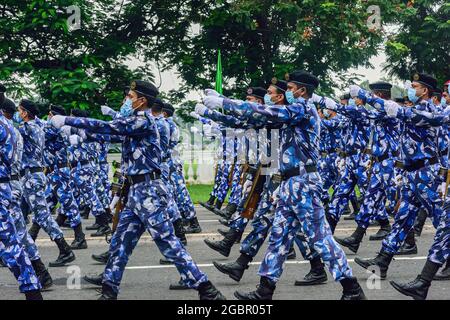 Kalkutta, Indien. August 2021. Mitarbeiter der Polizei von Kalkutta, die Gesichtsmasken tragen, nehmen an einer Parade zum 75. Unabhängigkeitstag in Indien Teil, der am 15. August stattfinden wird. Die Marching-Kontingente wurden aufgrund der anhaltenden Covid-19-Pandemie in Indien reduziert. Kredit: SOPA Images Limited/Alamy Live Nachrichten Stockfoto